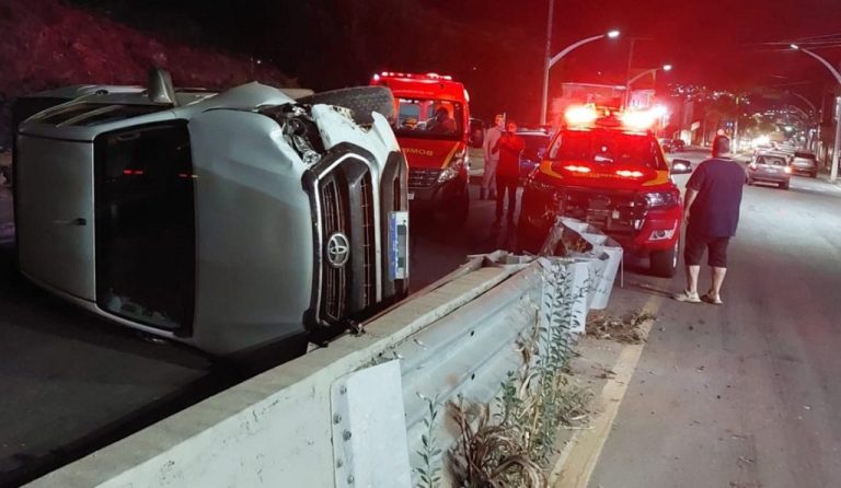 Apesar dos estragos, capotamento na saída para Ipameri, em Catalão, deixa motorista sem nenhum arranhão