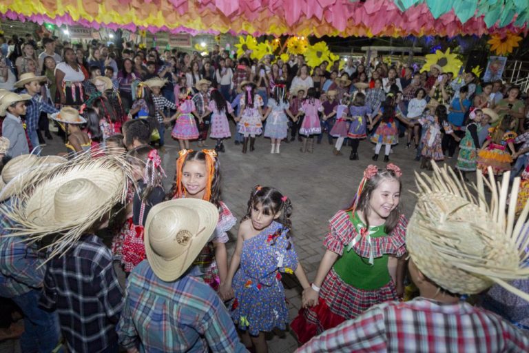 Praça das Mães em Três Ranchos se transformou em uma grande festança no ‘Arraia da Educação’