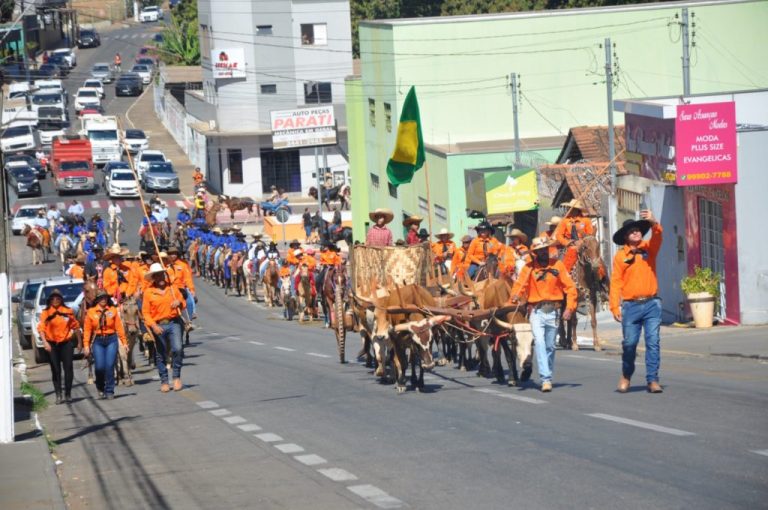 Expo Catalão 2024 começou com desfile de comitivas e com a queima do alho