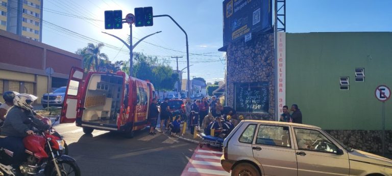 Acidente de trânsito no centro de Catalão envolveu carro e motocicleta e deixou duas mulheres feridas
