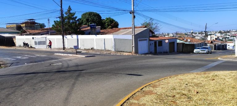 Calçada e poste danificados e tráfego pesado preocupam moradores do bairro São João, em Catalão