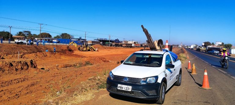 Rompimento de adutora que atravessam BR-050 deixa bairros Pontal Norte e Planalto sem água; SAE concluiu o concerto no início da tarde