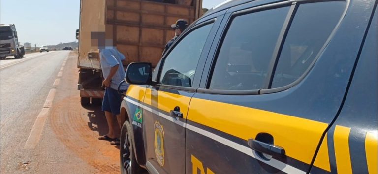 PRF encontra trabalhadores dormindo em baú de caminhão que trafegava pela BR-050, em Catalão