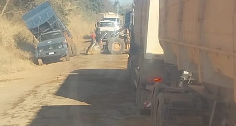 Caminhão da prefeitura de Catalão tombou na estrada das mineradoras durante a operação tapa-buracos