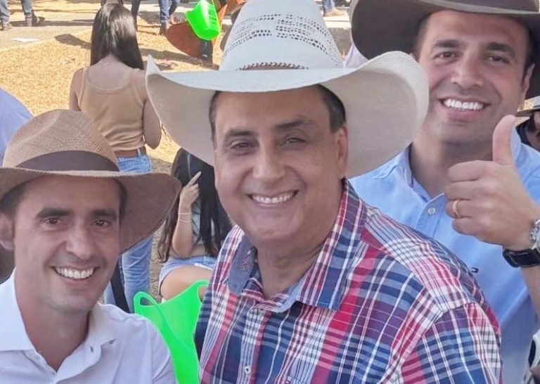 Com direito a foto, Renato Ribeiro, Elder Galdino e Gustavo Sebba se encontraram e conversaram na Queima do Alho