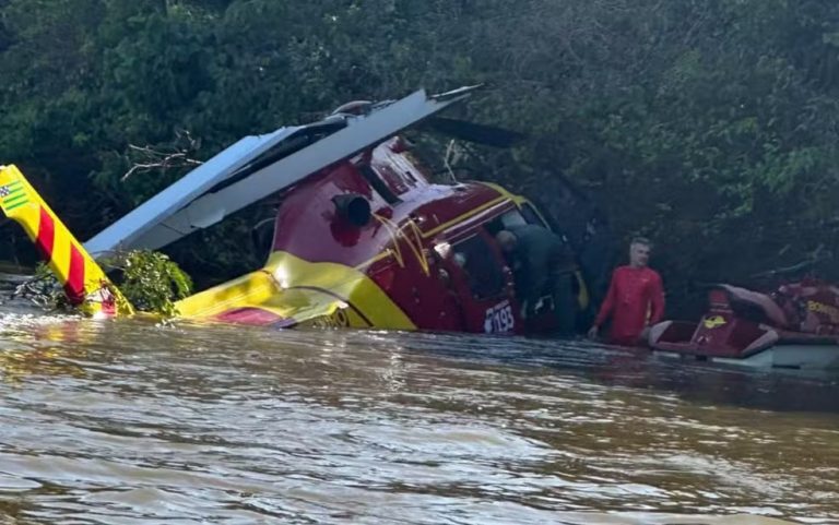 Helicóptero do Corpo de Bombeiros realizou pouso forçado no rio Araguaia