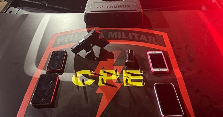 Arma de uso restrito é encontrada em veículo em Catalão; casal foi preso