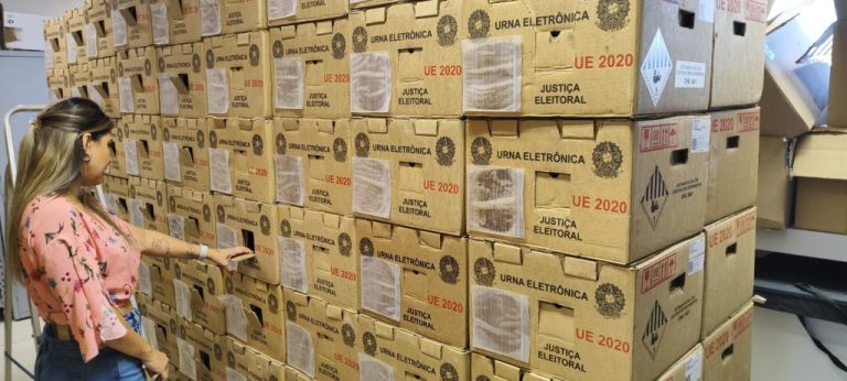 Urnas eletrônicas já estão na sede da 8ª zona eleitoral de Catalão; presidentes de seção vão passar por treinamento