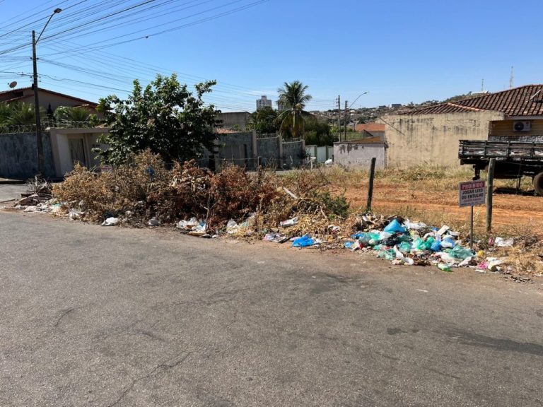 Acúmulo de lixo em Catalão: moradores da Vila Margon ignoram placa e deixam entulho em área proibida
