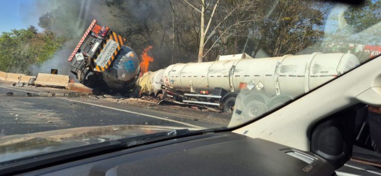 Incêndio após acidente entre carretas-tanque fecha BR-050 em Araguari
