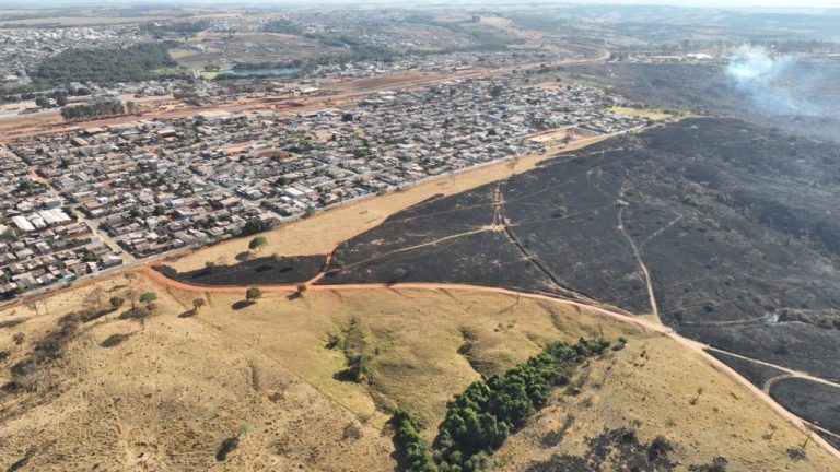 Incêndio em mata próxima ao bairro Pontal Norte, é monitorado por drone