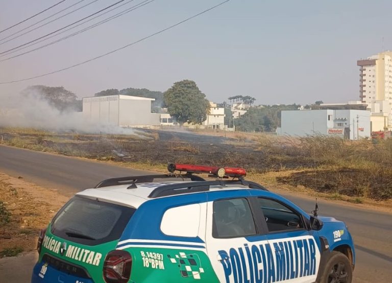Polícia Militar de Catalão prende suspeitos de atear fogo em lotes baldios no bairro Santa Helena