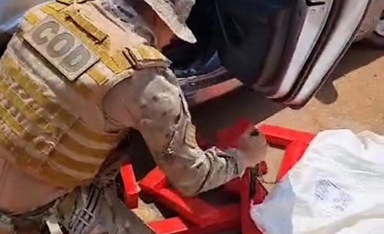 Motorista tenta fugir de abordagem policial, mas capota veículo com drogas na BR-050