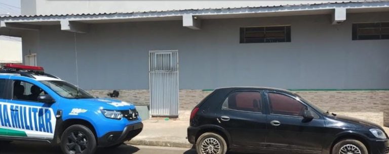 Veículo furtado é localizado pela Polícia Militar, no bairro Vila União, em Catalão