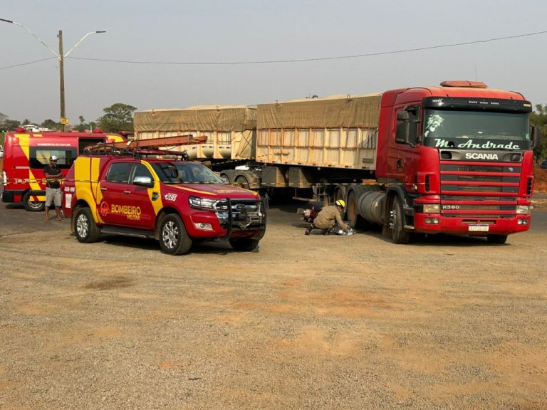 Acidente entre carreta e motocicleta resulta em vítima fatal, no bairro JK, em Catalão