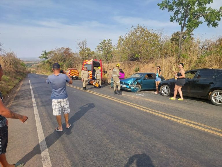 Três pessoas ficam feridas em acidente envolvendo carro e caminhão, na GO-506, próximo ao Distrito de Pires Belo
