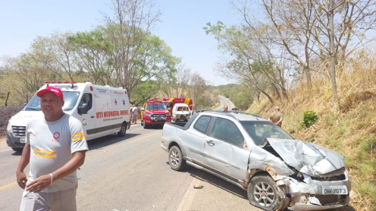 Duas pessoas ficam feridas em acidente envolvendo picape e minivan, na GO-210, entre Catalão e Goiandira