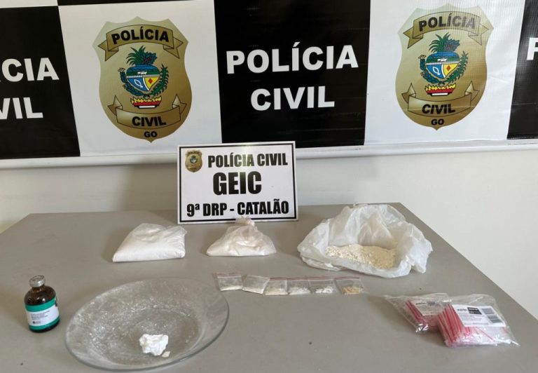 Dois indivíduos são presos pela Polícia Civil, através do GEIC, por envolvimento com drogas, no bairro Vila Cruzeiro I, em Catalão (GO)