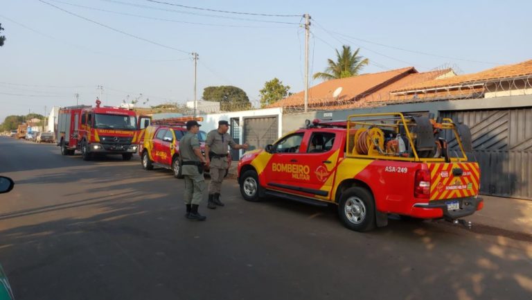 Objetos foram incendiados durante briga de casal em Ouvidor; bombeiros foram acionados