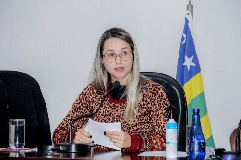 Na Rádio Cultura FM, candidata Michele Campos defende transparência e mudança na gestão de Davinópolis