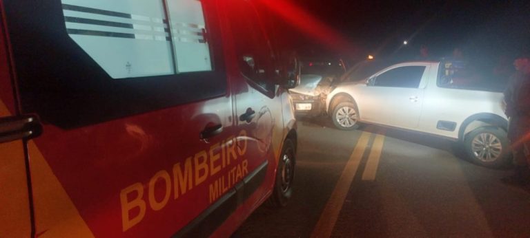 Colisão entre picapes na GO-330, em Três Ranchos, deixou dois feridos