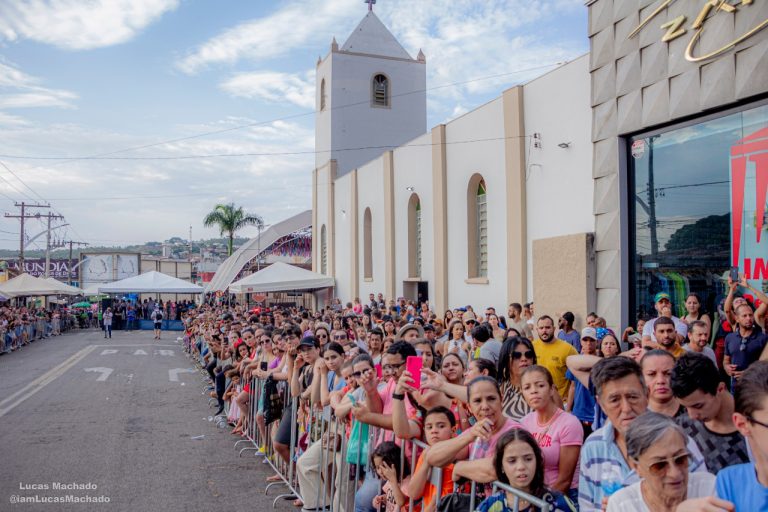 Cerimônia de entrega da coroa encerra a festa de Nossa Senhora do Rosário em Catalão