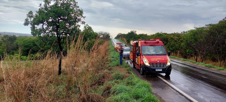 Mulher é ejetada de veículo e sofre ferimentos durante capotamento na GO-330, em Catalão