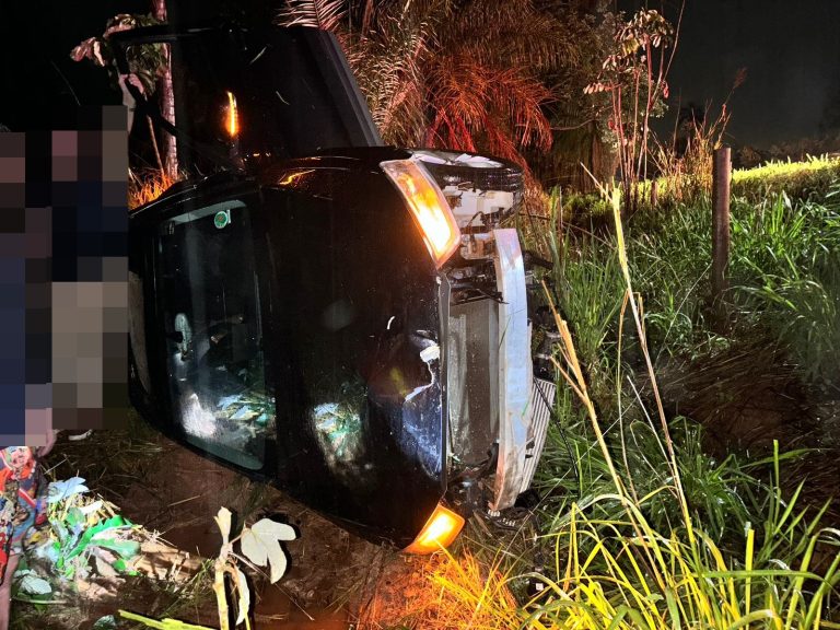 Carro capota na GO-330 entre Ouvidor e Catalão após motorista perder controle em forte chuva