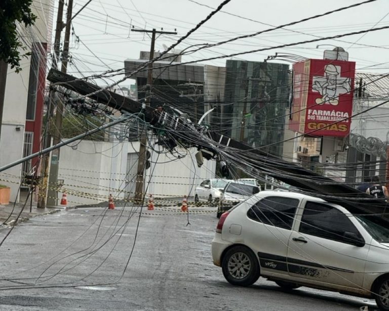 Motorista perde controle e colide contra poste em Catalão, mas felizmente ninguém se fere
