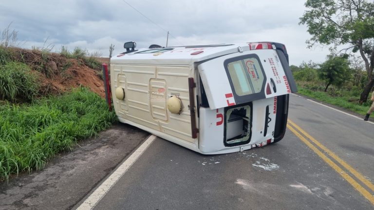 Criança e outros ocupantes de ambulância saem ilesos após capotamento na GO-330 entre Catalão e Ipameri