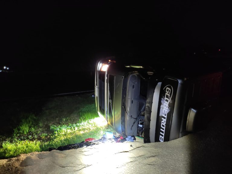 Pista molhada provoca tombamento de caminhão e colisão de carro na BR-050