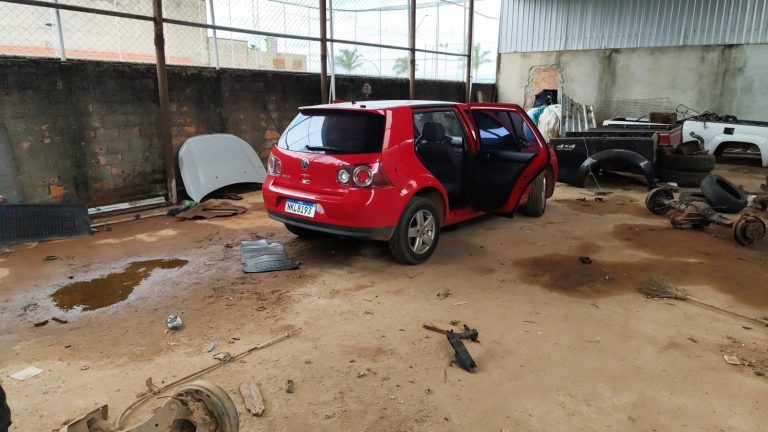 CPE desmantela galpão utilizado para desmanche de carros no bairro Castelo Branco, em Catalão