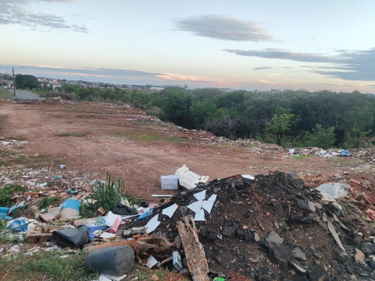 Descarte irregular de lixo preocupa moradores do Alto do Boa Vista em Catalão