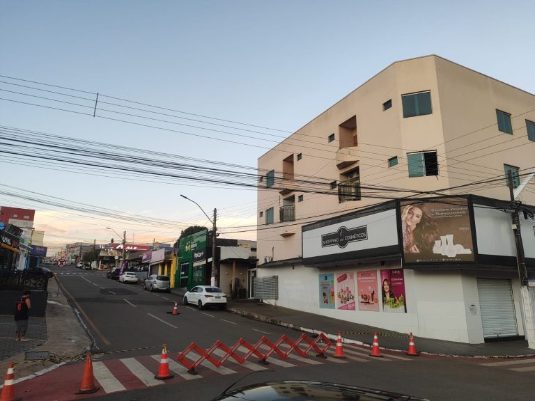 Após chuva forte, SMTC fecha ruas no centro de Catalão por risco de afundamento