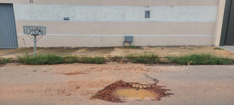 Moradores da Vila Erondina pedem solução para buracos nas ruas