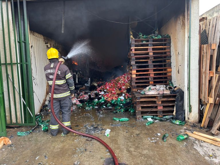 Fogo destrói depósito de supermercado em Senador Canedo