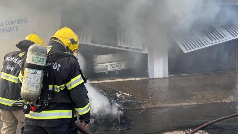 Fogo destrói veículos e imóveis em Catalão