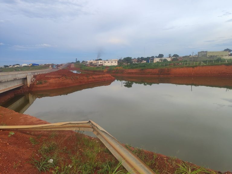 Desvio e acúmulo de água na BR-050 em Catalão