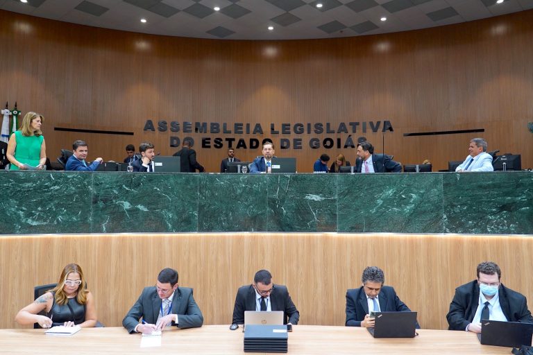 Deputados de Goiás ganham bônus de R$ 11,5 mil