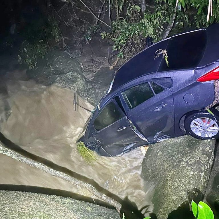 Goiás: Correnteza arrasta carro e mata neto e avó em Itapuranga