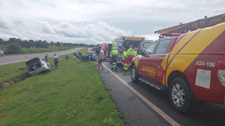 Bombeiros de Catalão destacam acidente na BR-050