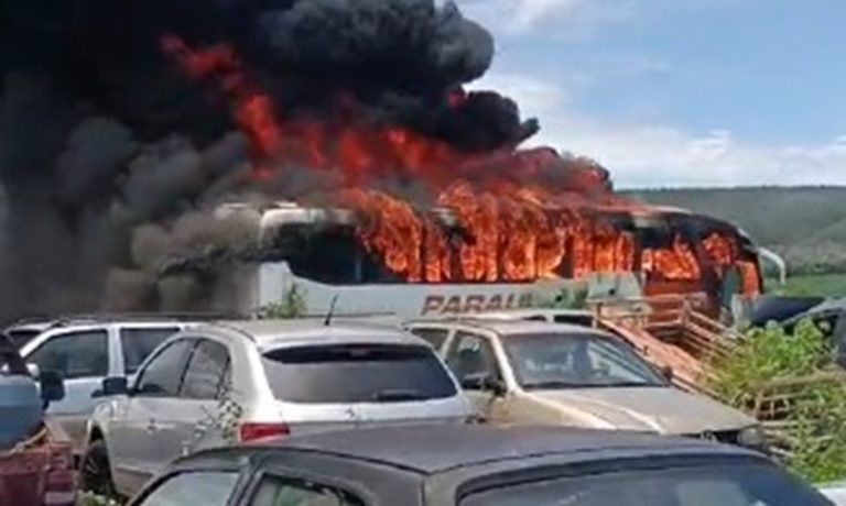 Ônibus pega fogo em Caldas Novas; PMs resgatam 26 pessoas