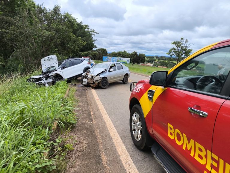 Acidente na GO-330 deixa quatro feridos em colisão entre carros