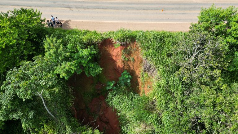 Deslizamento na GO-210 entre Catalão e Goiandira compromete segurança dos usuários