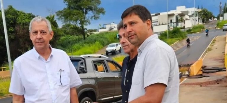 Prefeito Velomar Rios acompanha trabalho de recuperação de pontos afetados pela tempestade