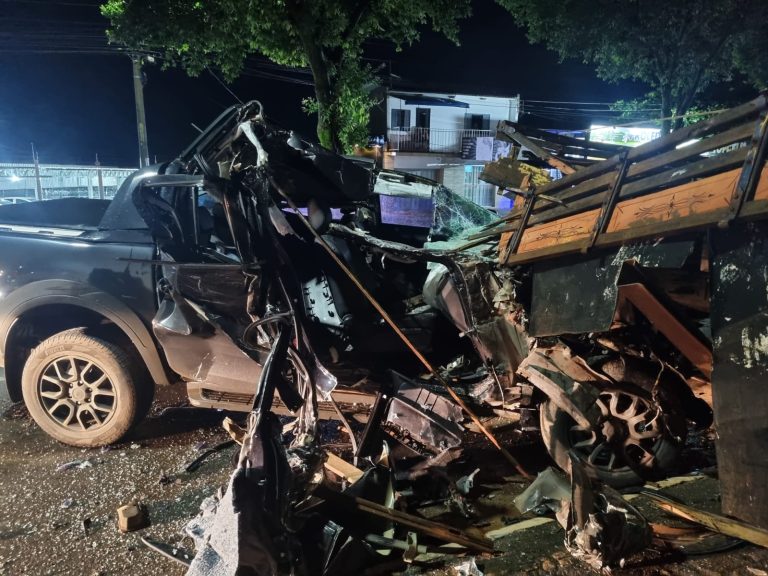 Motorista fica ferido após colidir com caminhão estacionado em Catalão