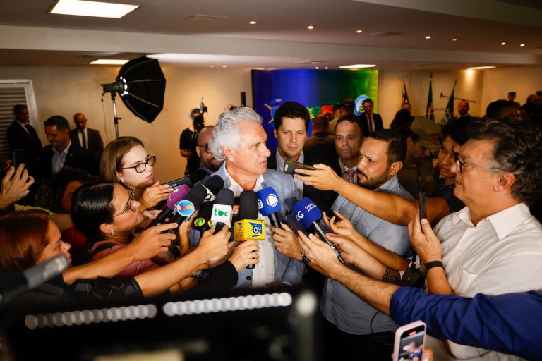 Caiado ironiza críticas e relembra prisão de Marconi