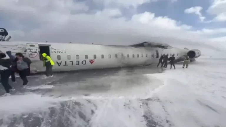 Capotamento de avião em aeroporto no Canadá deixa 15 feridos