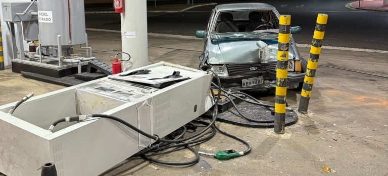 Motorista passa mal e atinge bomba de posto de combustível em Catalão