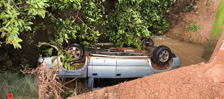 Motorista perde controle de camionete e cai em ribeirão na zona rural de Ouvidor-GO